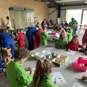 Schoolklas in de nieuwe educatieruimte in het Fries Landbouwmuseum