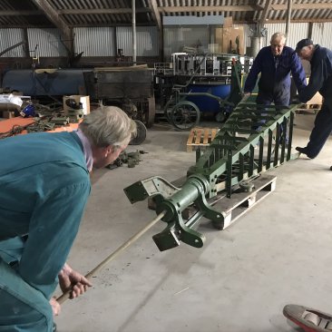 Vrijwilligers zijn aan het werk in het depot van het Fries Landbouwmuseum