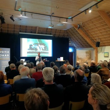 Professor Marijn Molema in de volle presentatiezaal