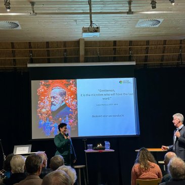 Lector Martina Sura in de volle presentatiezaal