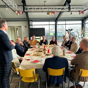 Directeur Peter Wester en sponsoren tijdens een lunch door Mama Mascha
