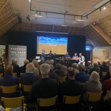 Volle presentatiezaal tijdens het startsymposium op donderdag 18 december 2025