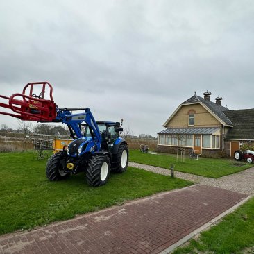 Trekker voor de deur van het museum