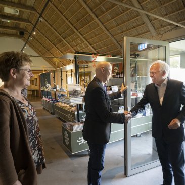 Directeur Zandberg verwelkomt minister Adema en zijn vrouw