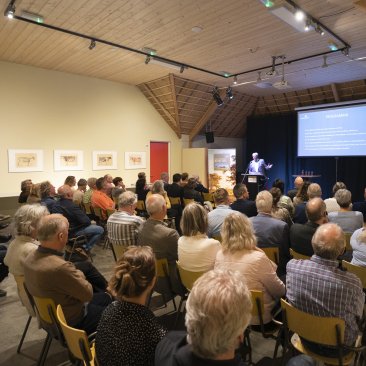 Volle zaal tijdens de opening van de nieuwe expositie
