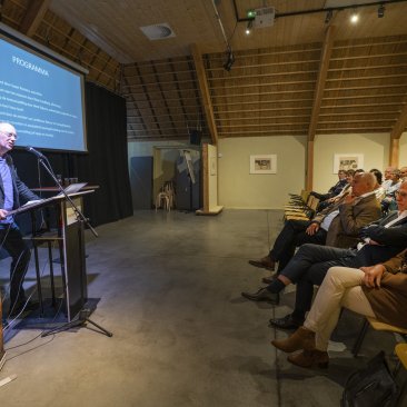 Directeur Zandberg spreekt de zaal toe tijdens de opening van de nieuwe expositie