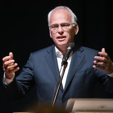 Minister Adema spreekt de zaal toe tijdens de opening van de nieuwe expositie