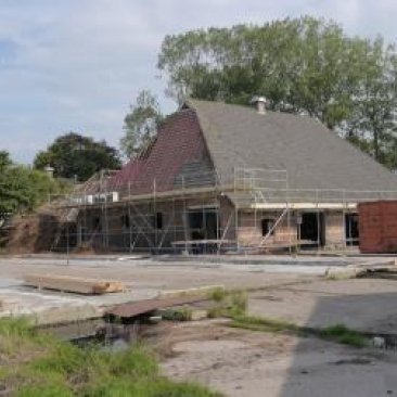 De kale schuur van boerderij