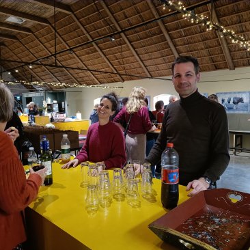 Achter de bar in de foyer tijdens de vrijwilligersbijeenkomst op 4 december 2025