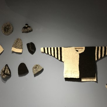 Trui en mutsen die gebreid zijn op de openingsdag van de expositie met de wol van de schapen van een vrijwilliger van het Fries Landbouwmuseum