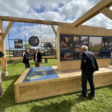 Staketsel van de reizende buitenexpositie op het terrein van het Fries Landbouwmuseum