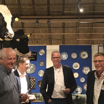 Deel van de expositie met stukken van het Nationaal Veeteeltmuseum met directeur Henk Dijkstra