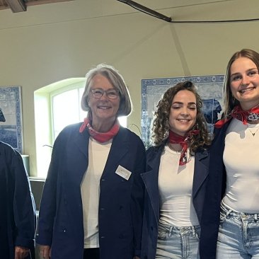 Vrijwilligers in de foyer tijdens de heropening van het Fries Landbouwmuseum