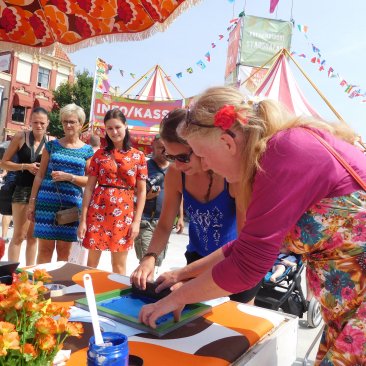 De mobiele zeefdrukkerij van Nynke Runia op locatie