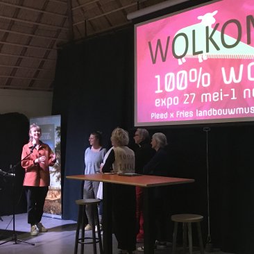 Wolwerkers van Pleed samen met Christien Meindertsma in de zaal tijdens de opening van de expositie 100% Wol