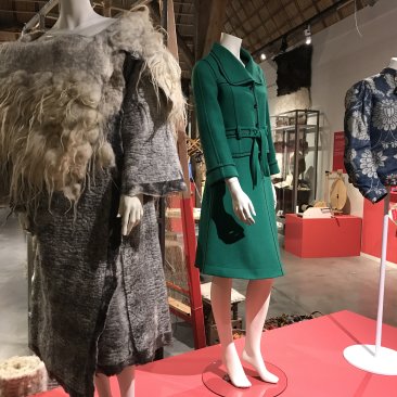 Mannequins met wollen kleding in de expositie