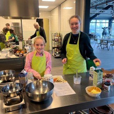 Personen in de keuken tijdens de kookworkshop bij Mama Mascha ~mei Nynke