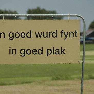 Bord met de tekst 'In goed wurd fynt in goed plak.'