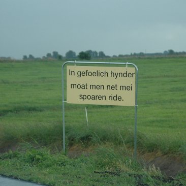 Bord met de tekst 'In gefoelich hynder moat men net mei spoaren ride.'