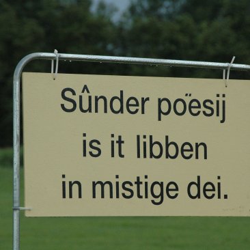 Bord met de tekst 'Sûnder poesij is it libben in mistige dei.'