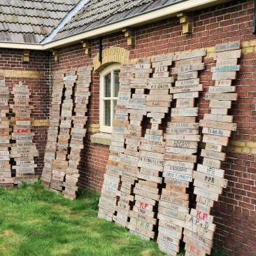 Panelen met latjes van ouder aardappelkistjes, foto door Sytze Herder