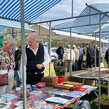 Kraampjes op het terrein van het Fries Landbouwmuseum tijdens de open dag op 2 mei 2026