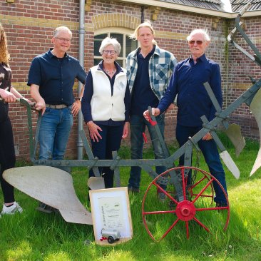 Sprekers lezing 'vier boeren, vier generaties' met in het midden gespreksleider T. Zeinstra, foto door Sytze Herder
