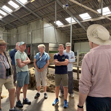 Deelnemers van de excursie naar Veen Innovatiepolder Hegewarren bij proefbedrijf melkveehouderij