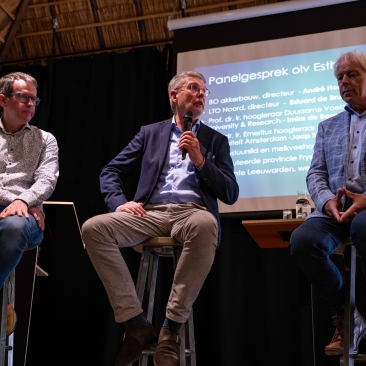 Deel van het panel tijdens de opening van de expositie, v.l.n.r. André Hoogendijk, Eduard de Bruijn en Jaap Seidell