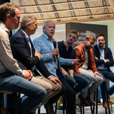 Panelleden tijdens de opening van de voedselexpositie, v.l.n.r. André Hoogendijk, Eduard de Bruijn, Jaap Seidell, Maurits Rijpkema, Abel Kooistra en Evert Stellingwerf