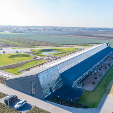 Luchtfoto van het pand van Kipster