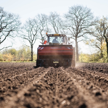 Landbouwwerktuig bewerkt het land