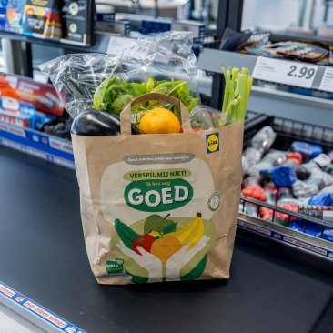 Een papieren tas met boodschappen waar op staat "Verspil mij niet, ik ben nog goed"