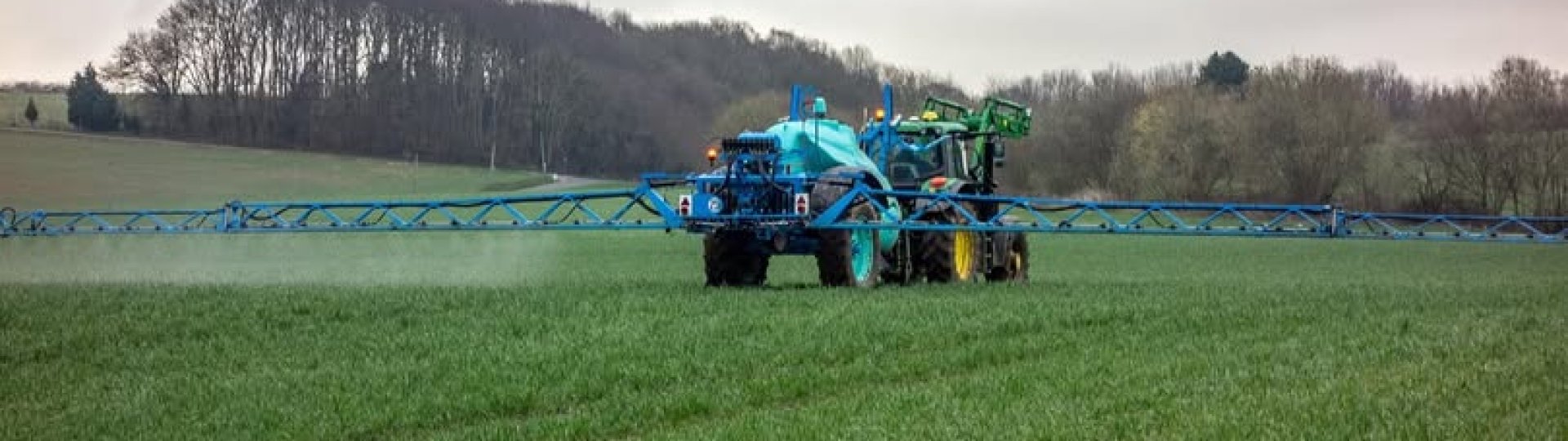 Trekker met spuitinstallatie