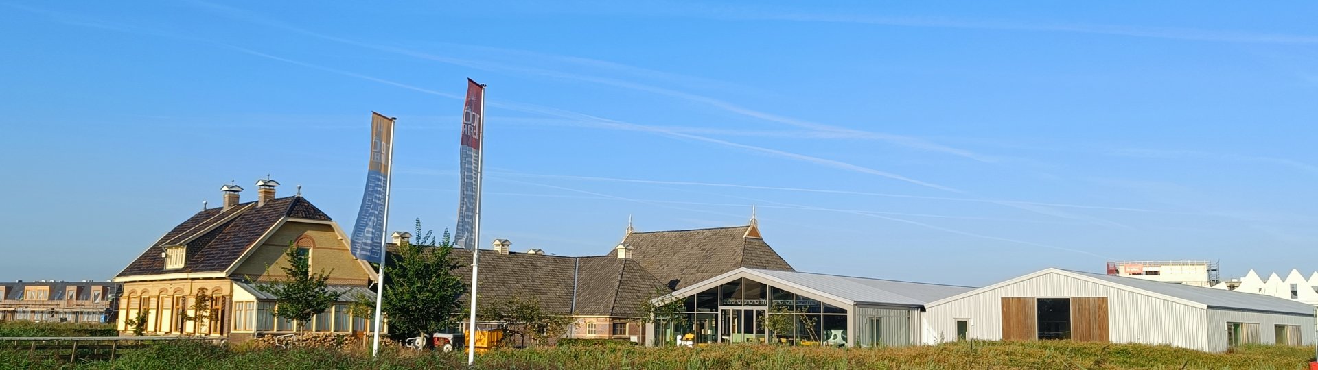 Fries Landbouwmuseum met nieuwbouw woningen op de achtergrond in de nieuwe wijk Middelsee