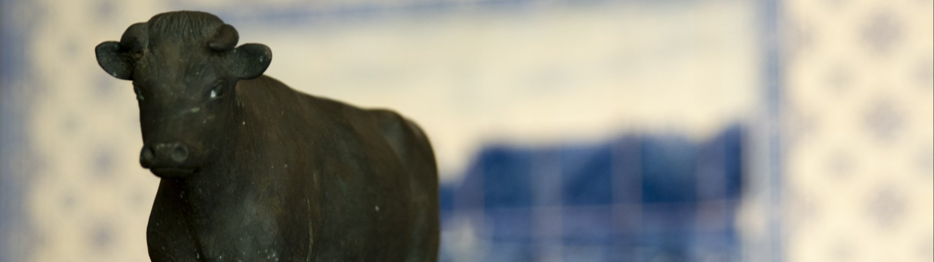 Beeldje koe voor tegeltableau