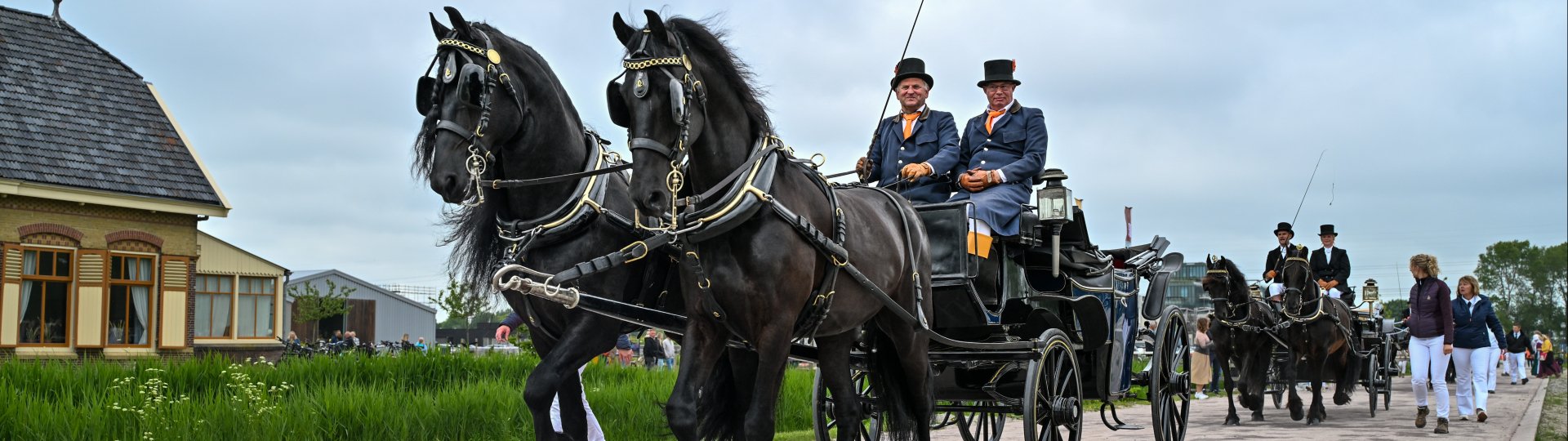Voorkant van de stoet van Fryske Quadrille tijdens de heropening van het Fries Landbouwmuseum