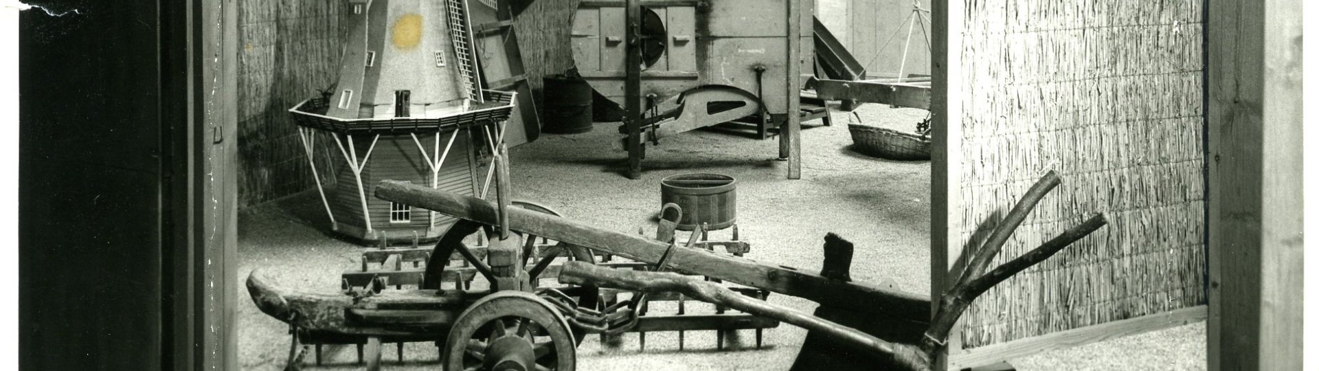 Foto van de tentoonstelling 'het oude zuivelbedrijf' in 1925