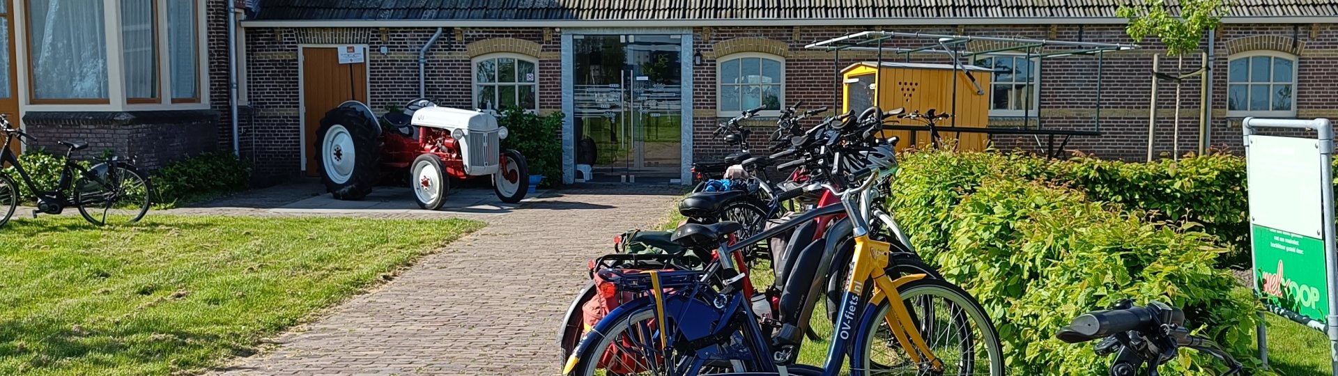 Fietsen voor de entree van het museum