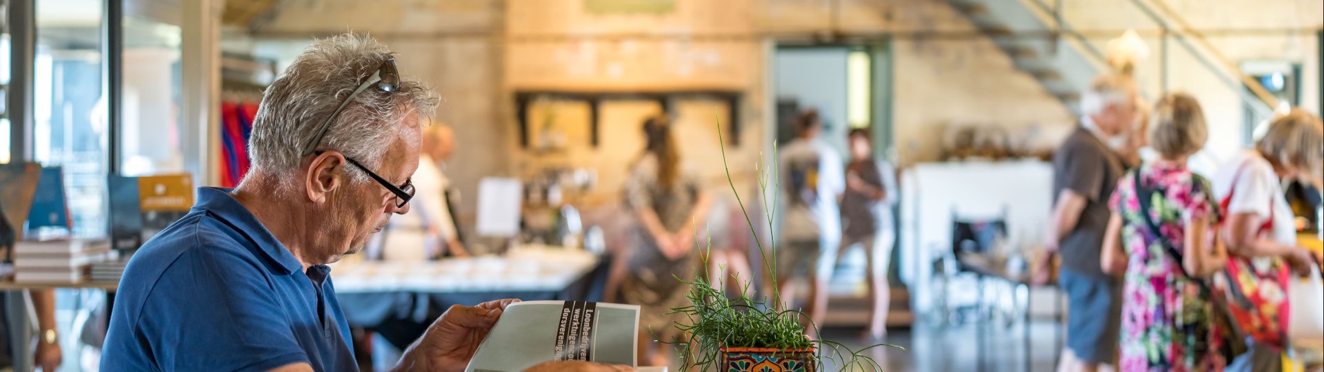 Bezoekers in de foyer tijdens de Middelsee streekmarkt