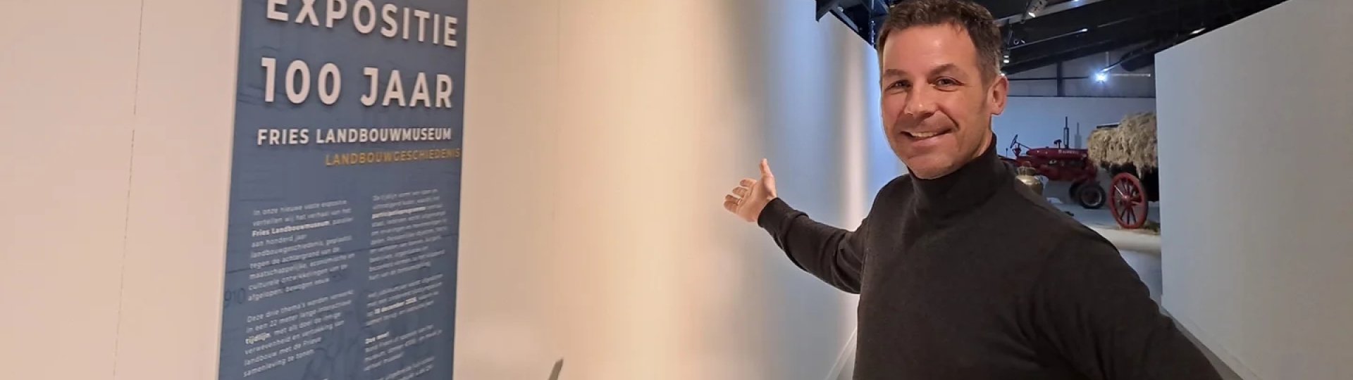 Directeur Peter Wester staat voor de nu nog lege muur, gedurende 2026 zal deze muur zich vullen met een tijdlijn van ruim 100 jaar landbouwgeschiedenis