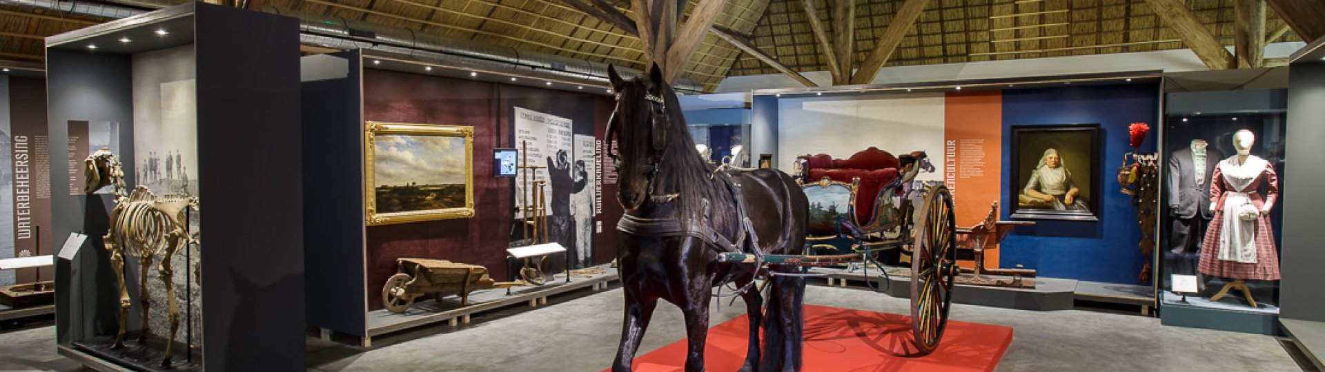 Het opgezette Friese paard Keje in de schuur van het Fries Landbouwmuseum