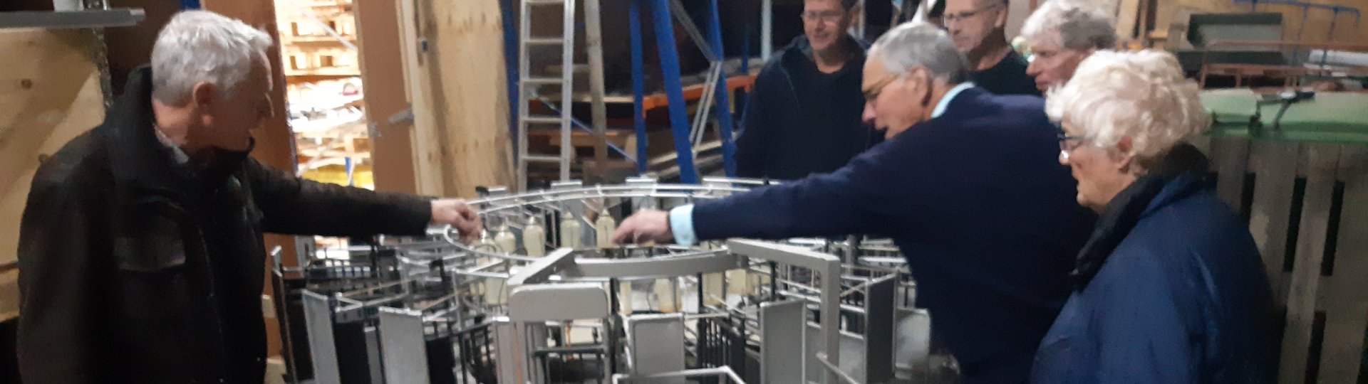 Vrijwilligers bij het schaalmodel van de draaimelkstal