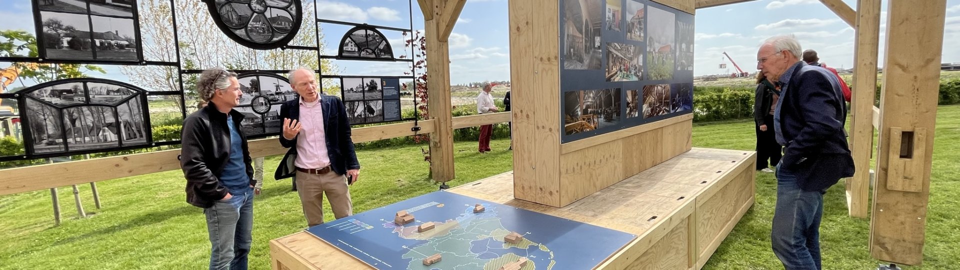 Staketsel van de reizende buitenexpositie op het terrein van het Fries Landbouwmuseum