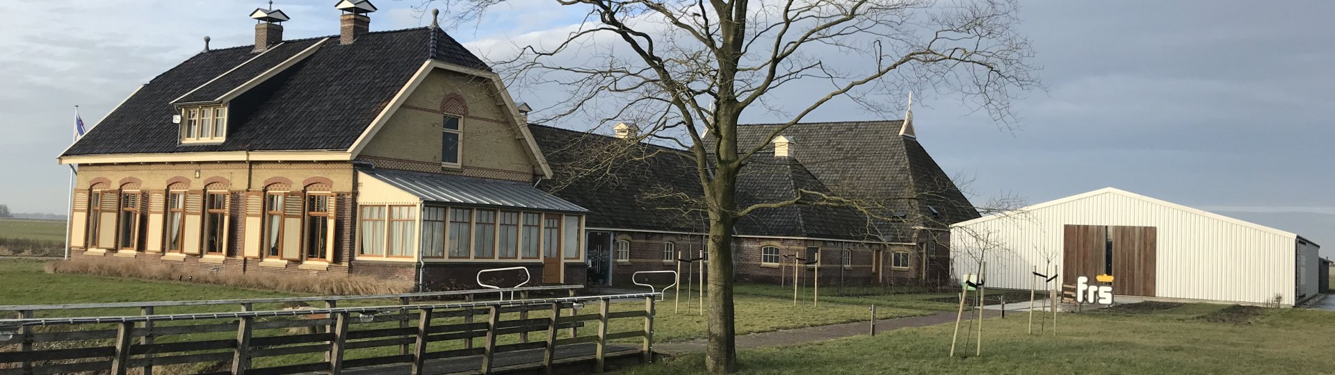Fries Lanbouwmuseum met FRS-beeld in de tuin voor de aanbouw