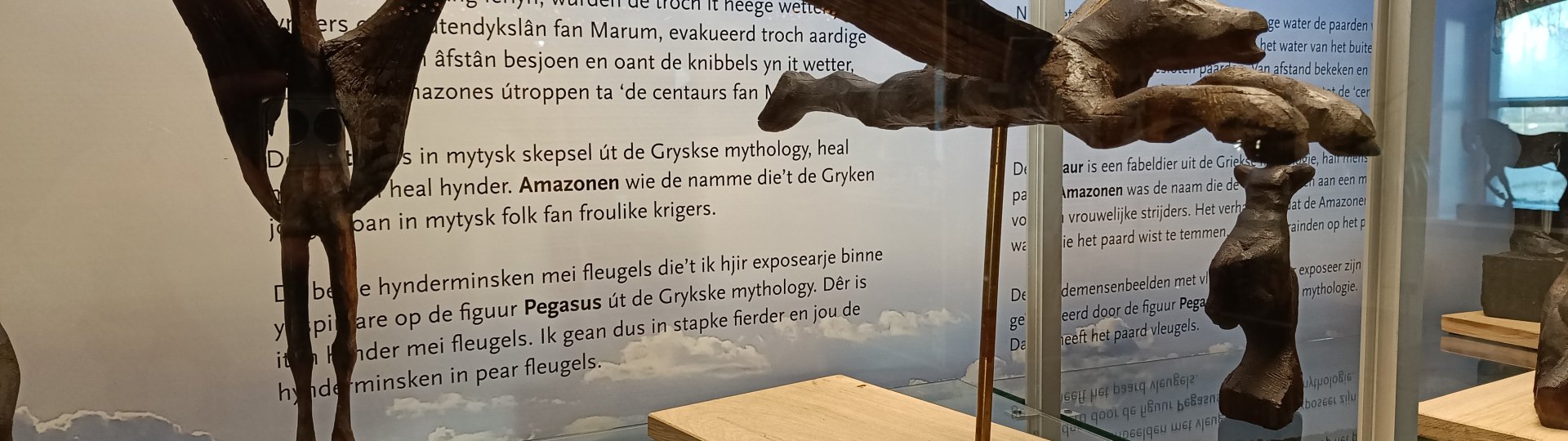 Vitrine met paardemensenbeelden gemaakt door beeldhouwer Pyr Bosma
