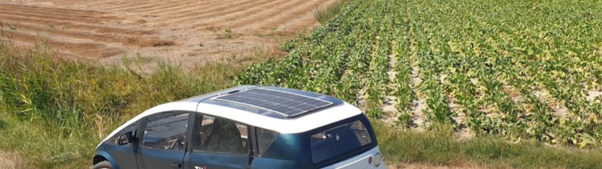 Lina auto van vlaslinnen en suiker voor een akkerveld