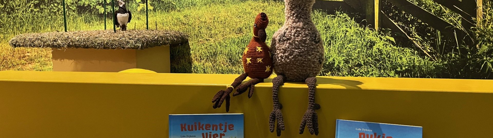 Twee gehaakte pykjes met het voorleesboek 'Pykje Fjouwer' 