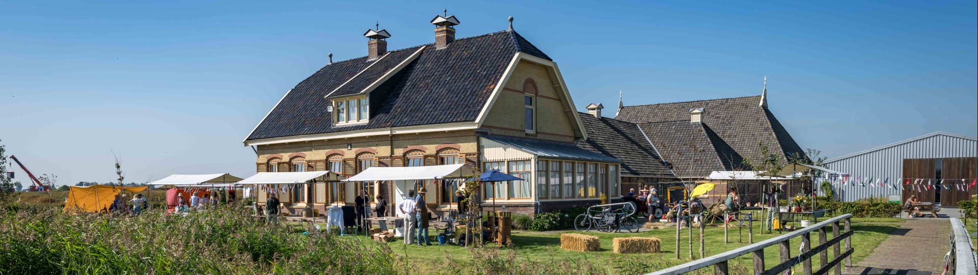 Kraampjes op het terrein van het Fries Landbouwmuseum tijdens de Streekmarkt Middelsee in 2023