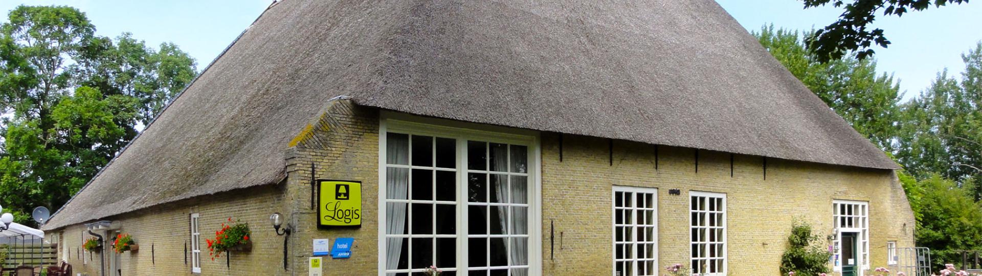 Kop-hals-rompboerderij in gele Friese stee op terrein voormalige Liauckemastate